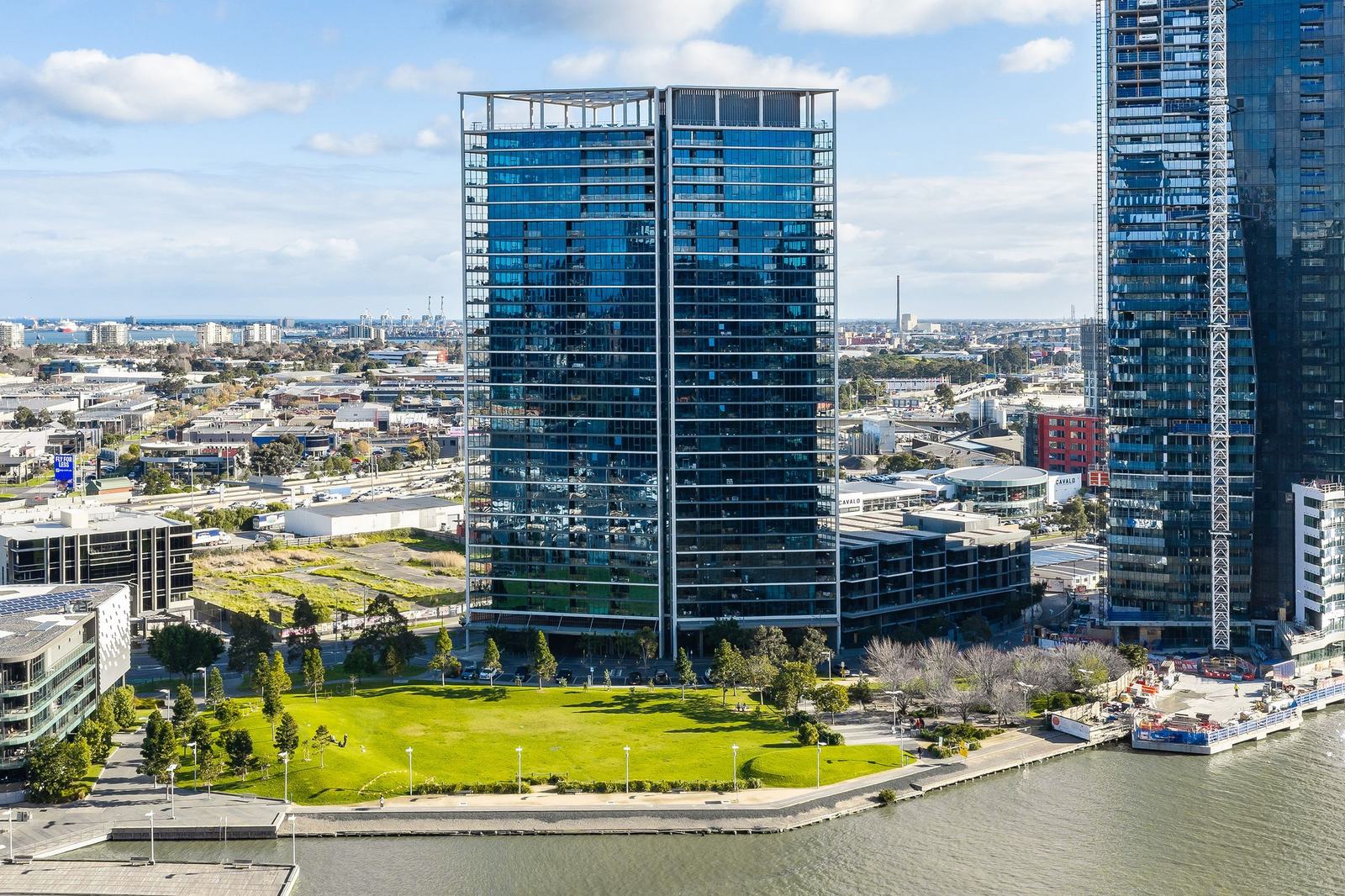 1 Point Park Crescent, the Yarra Point tower at Yarras Edge, Docklands, seen from the air